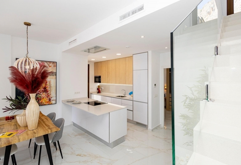 Villa de nueva construcción con piscina privada y vistas al mar en Polop