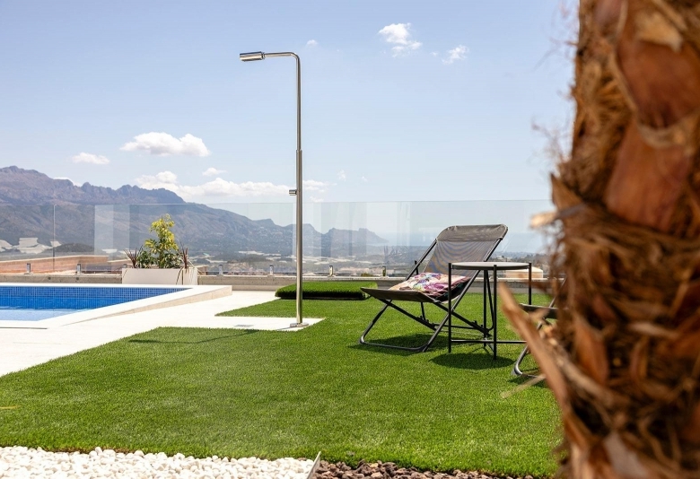 Villa de nueva construcción con piscina privada y vistas al mar en Polop