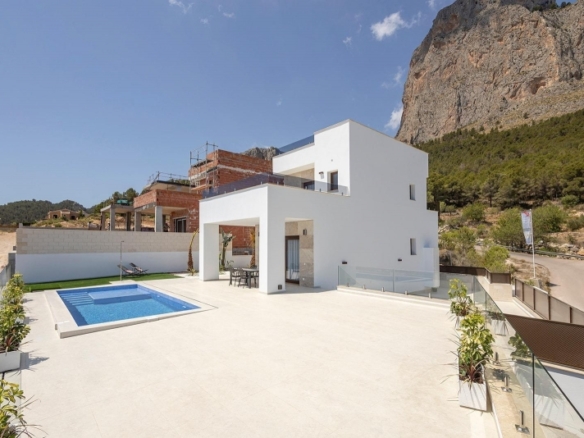 Villa de nueva construcción con piscina privada y vistas al mar en Polop