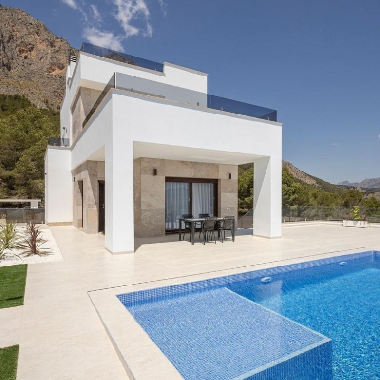 Villa de nueva construcción con piscina privada y vistas al mar en Polop
