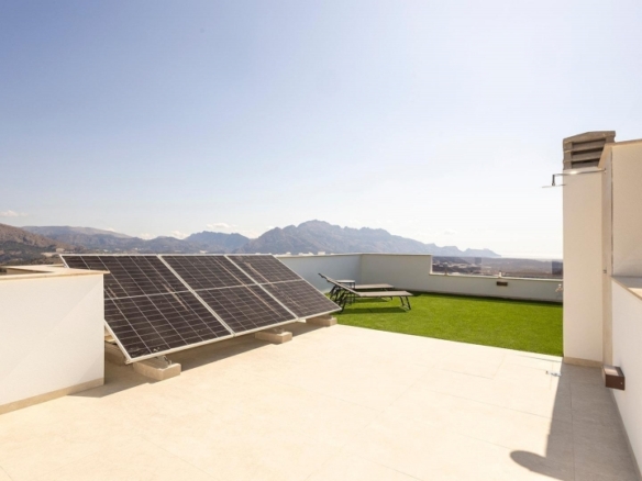 Villa de nueva construcción con piscina privada y vistas al mar en Polop