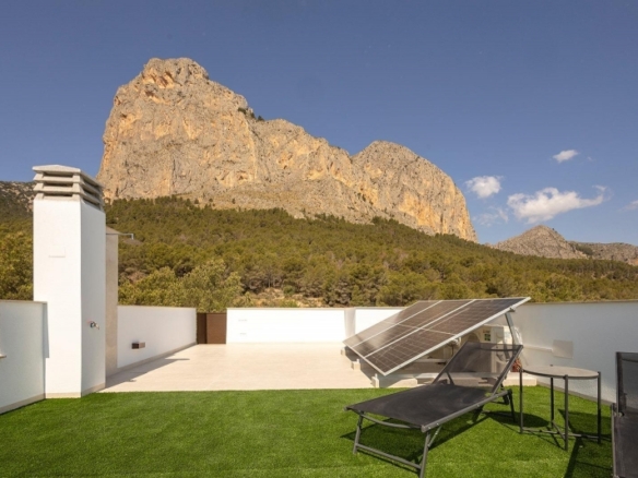 Villa de nueva construcción con piscina privada y vistas al mar en Polop