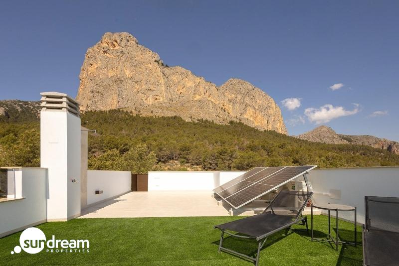 Villa de nueva construcción con piscina privada y vistas al mar en Polop