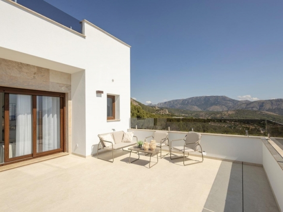 Villa de nueva construcción con piscina privada y vistas al mar en Polop
