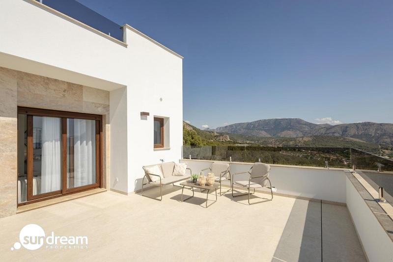 Villa de nueva construcción con piscina privada y vistas al mar en Polop