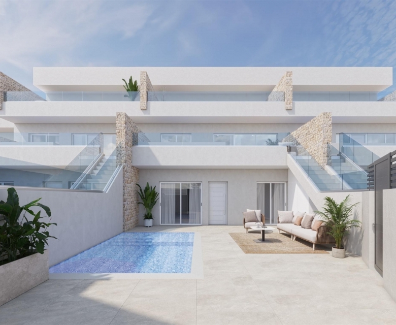 Adosado de 3 dormitorios con piscina privada a la venta en Pilar de la Horadada(Alicante)