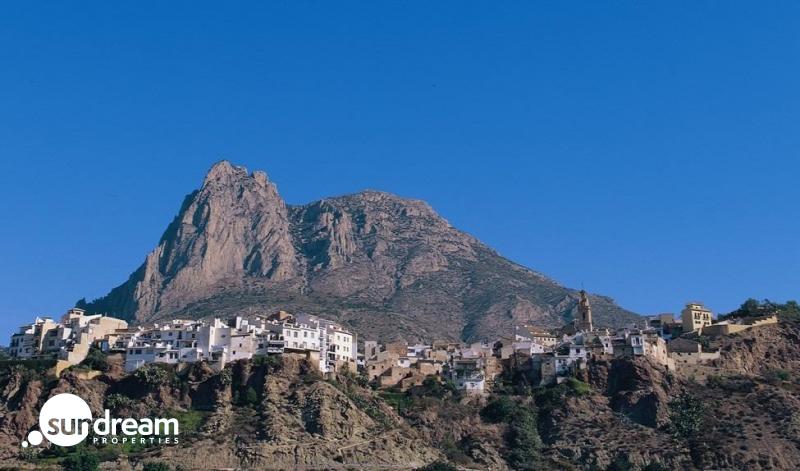 Villa en venta obra nueva con piscina en Finestrat