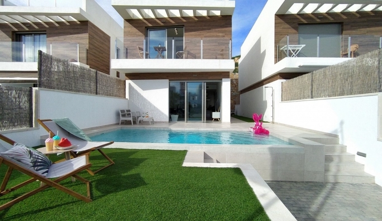 Villa en venta obra nueva con piscina en Villamartin