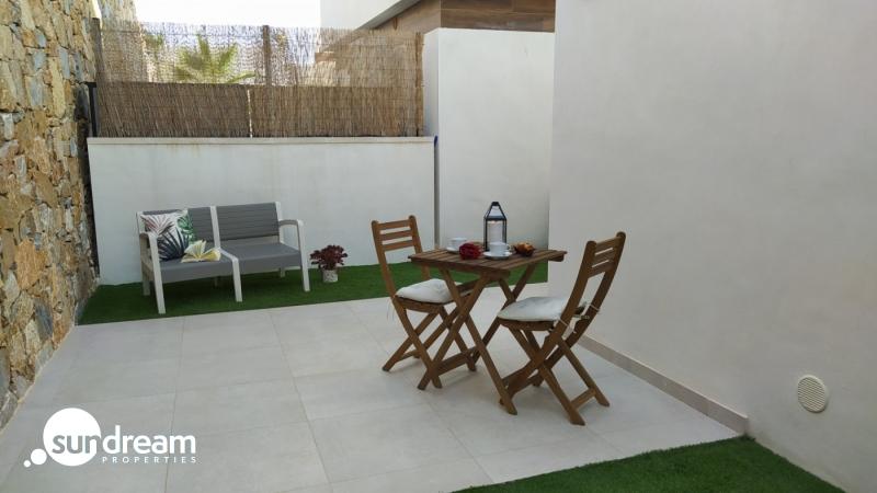 Villa en venta obra nueva con piscina en Villamartin
