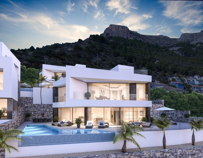 Villa en venta con piscina y vistas al mar en Calpe