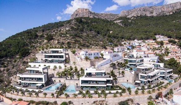 Villa en venta con piscina y vistas al mar en Calpe