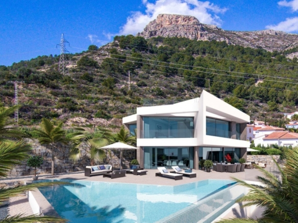 Villa en venta con piscina y vistas al mar en Calpe
