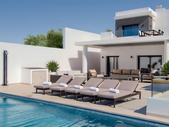 Villa en venta con piscina en Ciudad Quesada