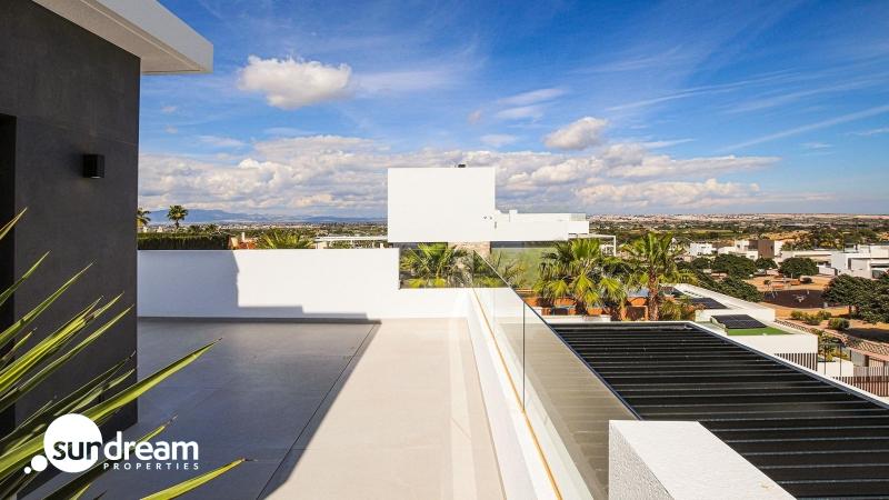 Villa en venta con piscina en Ciudad Quesada
