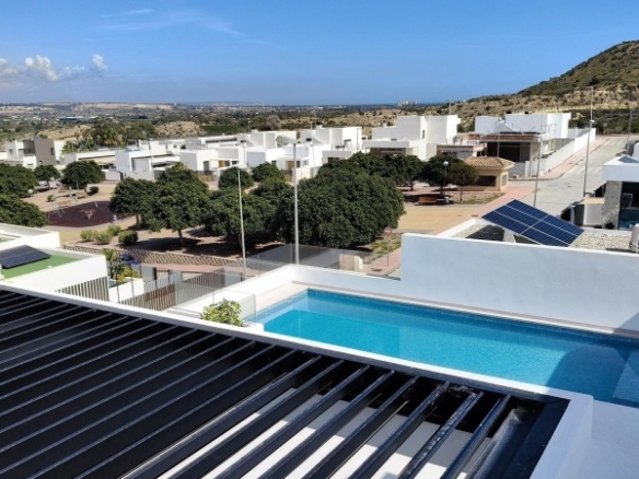 Villa en venta con piscina en Ciudad Quesada