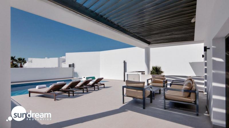 Villa en venta con piscina en Ciudad Quesada
