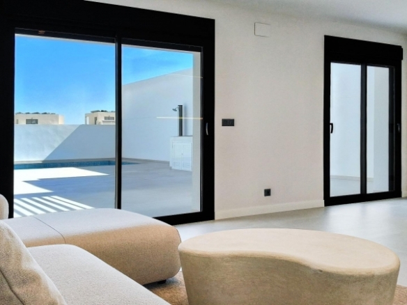 Villa en venta con piscina en Ciudad Quesada
