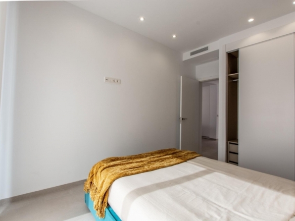 Ático de 3 dormitorios con solarium privado y vistas al mar a a la venta en Finestrat