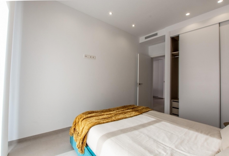 Ático de 3 dormitorios con solarium privado y vistas al mar a a la venta en Finestrat