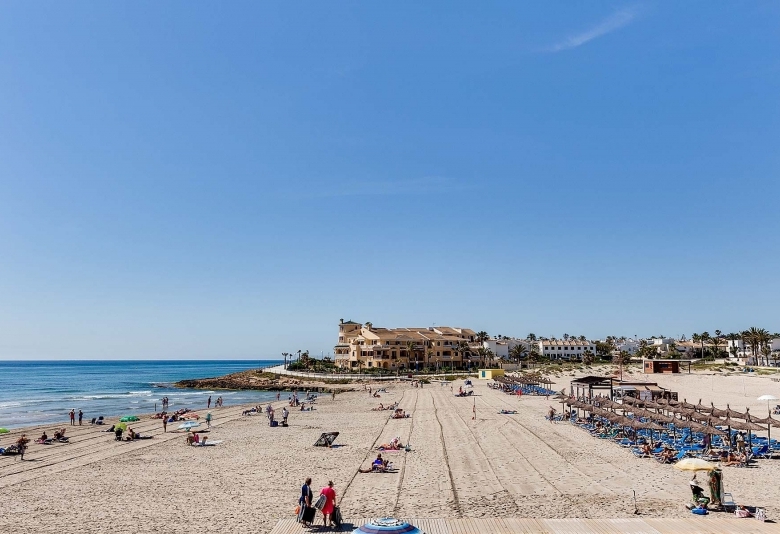 Villa en venta con piscina y garaje en La Zenia
