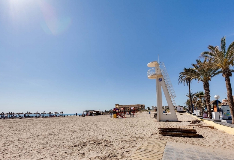 Villa en venta con piscina y garaje en La Zenia