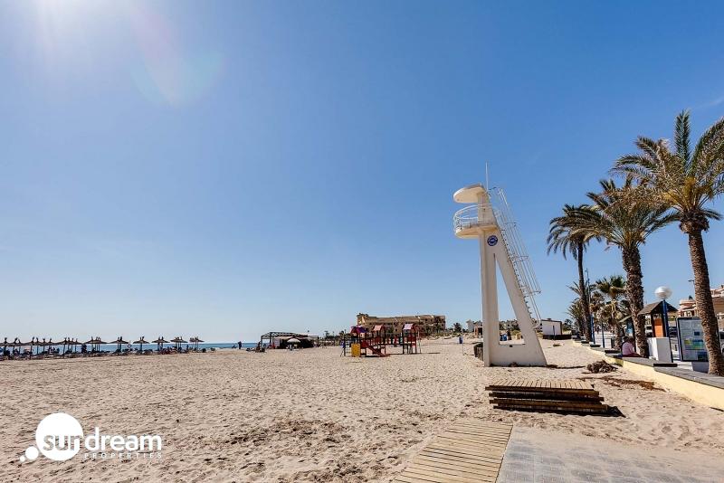 g_42215-2-11 Villa en venta con piscina y garaje en La Zenia