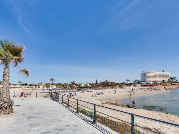 Villa en venta con piscina y garaje en La Zenia