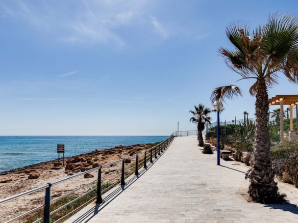 Villa en venta con piscina y garaje en La Zenia