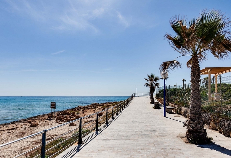 Villa en venta con piscina y garaje en La Zenia