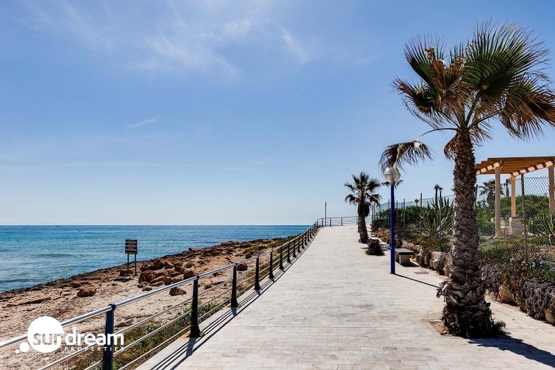 Villa en venta con piscina y garaje en La Zenia