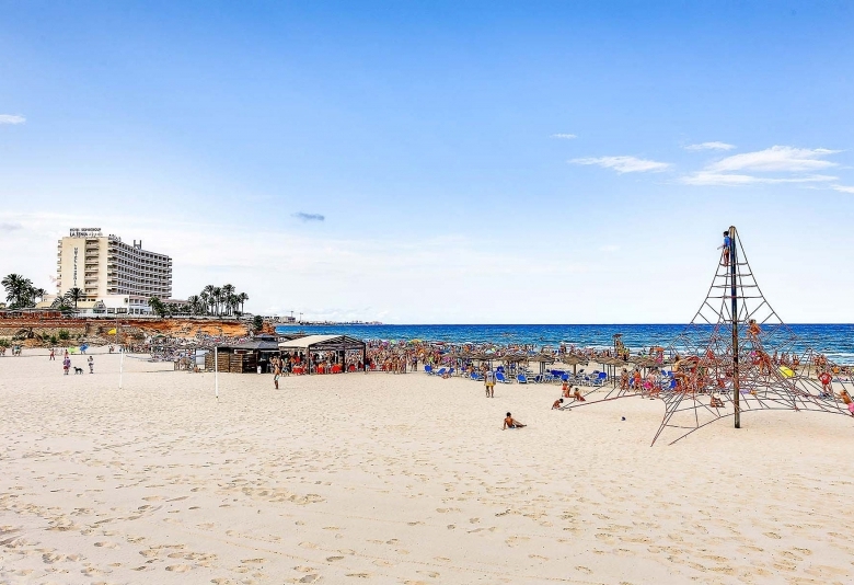 Villa en venta con piscina y garaje en La Zenia