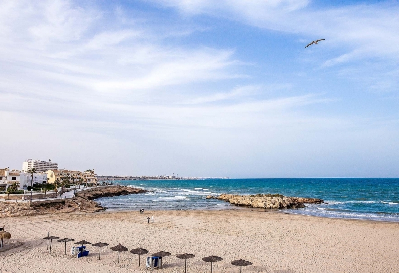 Villa en venta con piscina y garaje en La Zenia