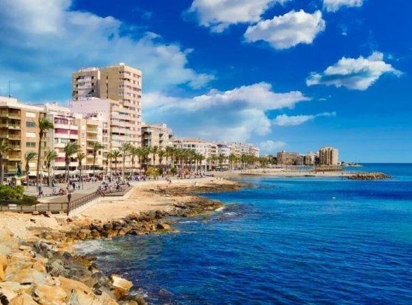 Apartamento de nueva construcción con 3 dormitorios a tan solo 150m de la playa a la venta en Torrevieja