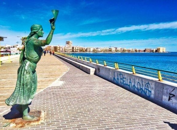 Apartamento de nueva construcción con 3 dormitorios a tan solo 150m de la playa a la venta en Torrevieja