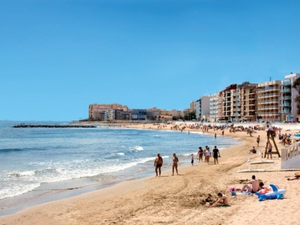 Apartamento de nueva construcción con 3 dormitorios a tan solo 150m de la playa a la venta en Torrevieja