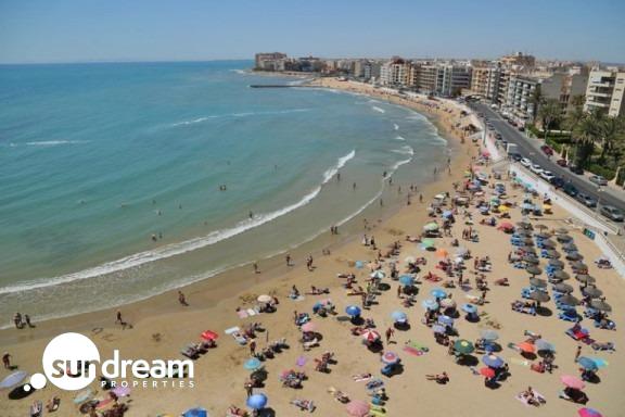 Apartamento de nueva construcción con 3 dormitorios a tan solo 150m de la playa a la venta en Torrevieja