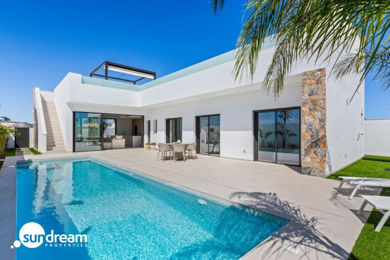 Villa en una sola planta con 3 dormitorios, solarium y piscina privada a la venta en Los Alcazares
