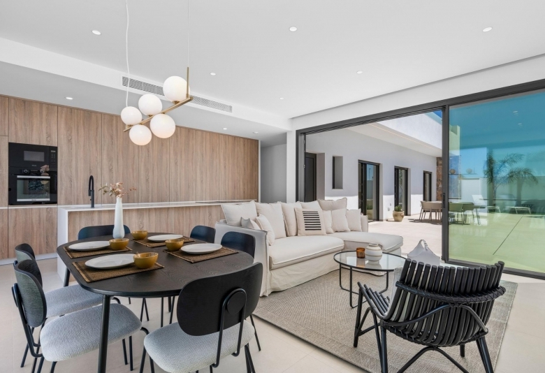 Villa en una sola planta con 3 dormitorios, solarium y piscina privada a la venta en Los Alcazares