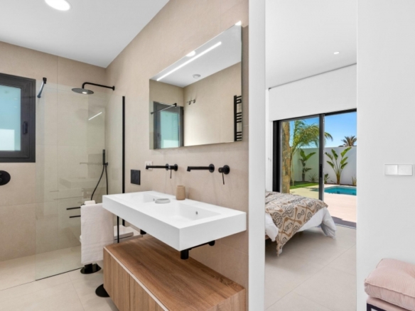 Villa en una sola planta con 3 dormitorios, solarium y piscina privada a la venta en Los Alcazares