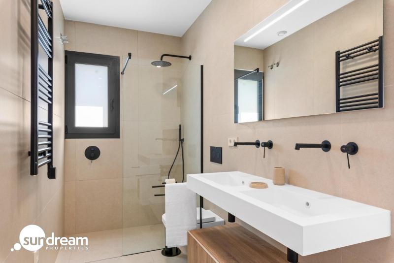 Villa en una sola planta con 3 dormitorios, solarium y piscina privada a la venta en Los Alcazares