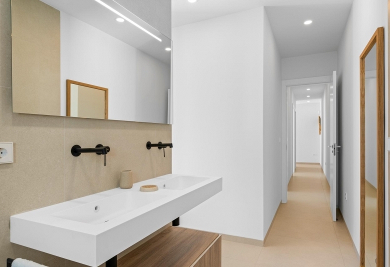 Villa en una sola planta con 3 dormitorios, solarium y piscina privada a la venta en Los Alcazares