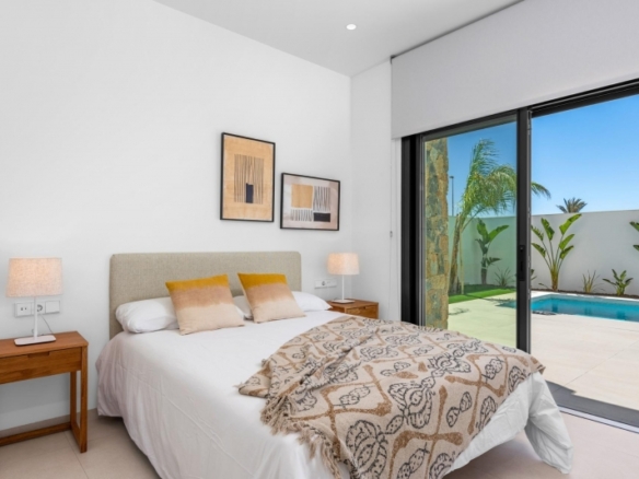 Villa en una sola planta con 3 dormitorios, solarium y piscina privada a la venta en Los Alcazares