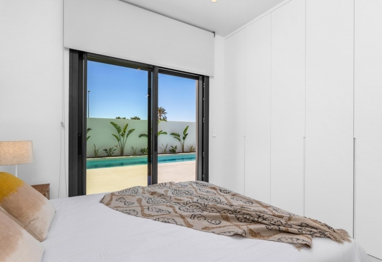 Villa en una sola planta con 3 dormitorios, solarium y piscina privada a la venta en Los Alcazares