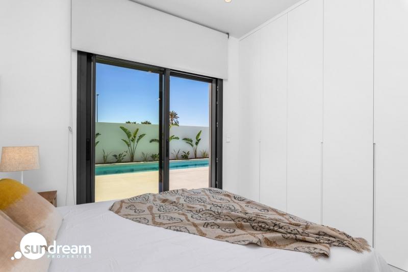 g_42238-25-15 Villa en una sola planta con 3 dormitorios, solarium y piscina privada a la venta en Los Alcazares