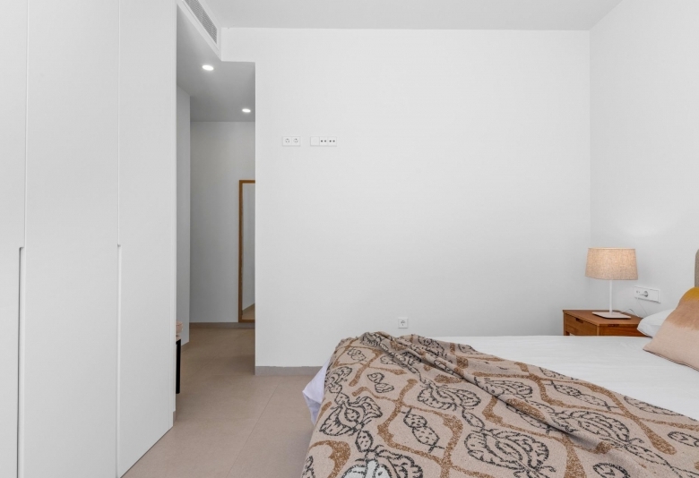 Villa en una sola planta con 3 dormitorios, solarium y piscina privada a la venta en Los Alcazares