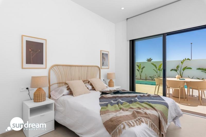 Villa en una sola planta con 3 dormitorios, solarium y piscina privada a la venta en Los Alcazares