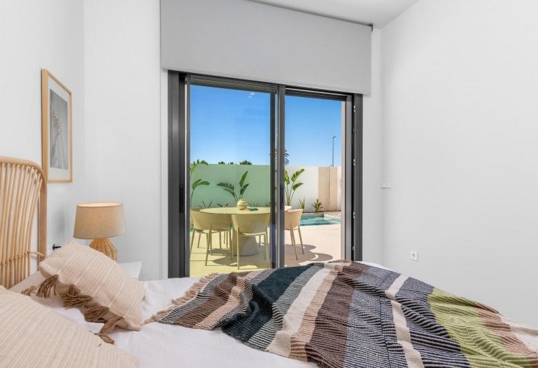 Villa en una sola planta con 3 dormitorios, solarium y piscina privada a la venta en Los Alcazares