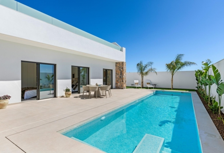 Villa en una sola planta con 3 dormitorios, solarium y piscina privada a la venta en Los Alcazares