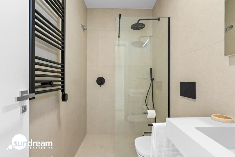 g_42238-25-21 Villa en una sola planta con 3 dormitorios, solarium y piscina privada a la venta en Los Alcazares