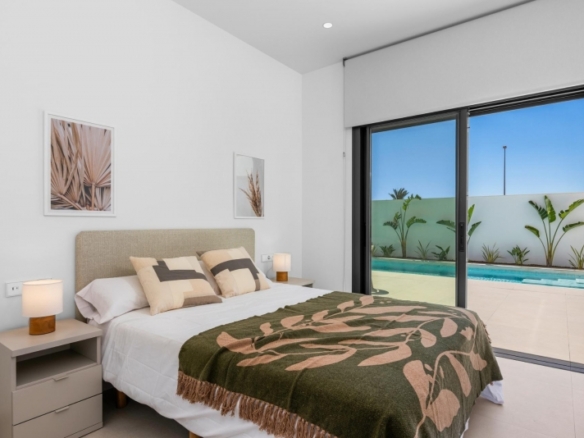 Villa en una sola planta con 3 dormitorios, solarium y piscina privada a la venta en Los Alcazares